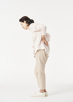 포토 JPG 스튜디오촬영 전신 우먼라이프 여자 노년 할머니 한명 서기 옆모습 실버라이프 건강관리 고통 한국인 잡기 찡그림 60대 허리 흰배경 근육통 노후건강 허리통증 노인여자한명만 국내포토 1 라이프스타일 감정 뷰포인트 백그라운드 모션 실내 표정 건강 관리 사람 동양인 성인 신체부위 노후 흰색 여자한명만 노인여자만 파일형식