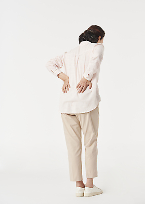 포토 JPG 스튜디오촬영 전신 우먼라이프 여자 노년 할머니 한명 서기 뒷모습 실버라이프 건강관리 고통 한국인 잡기 60대 허리 흰배경 근육통 노후건강 허리통증 노인여자한명만 국내포토 1 라이프스타일 감정 뷰포인트 백그라운드 모션 실내 건강 관리 사람 동양인 성인 신체부위 노후 흰색 여자한명만 노인여자만 파일형식