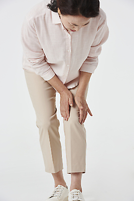 포토 JPG 스튜디오촬영 전신 우먼라이프 여자 노년 할머니 한명 앞모습 실버라이프 건강관리 고통 한국인 잡기 60대 흰배경 관절염 무릎 노후건강 무릎통증 노인여자한명만 국내포토 1 라이프스타일 감정 뷰포인트 백그라운드 모션 실내 건강 관리 사람 동양인 성인 신체부위 노후 흰색 질병 여자한명만 노인여자만 파일형식