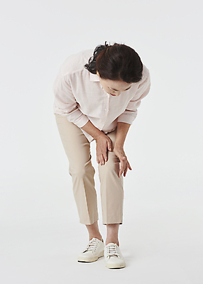 포토 JPG 스튜디오촬영 전신 우먼라이프 여자 노년 할머니 허리숙이기 한명 앞모습 실버라이프 건강관리 고통 한국인 잡기 60대 흰배경 관절염 무릎 노후건강 무릎통증 노인여자한명만 국내포토 1 라이프스타일 감정 뷰포인트 백그라운드 모션 실내 건강 관리 숙이기 사람 동양인 성인 신체부위 노후 흰색 질병 여자한명만 노인여자만 파일형식