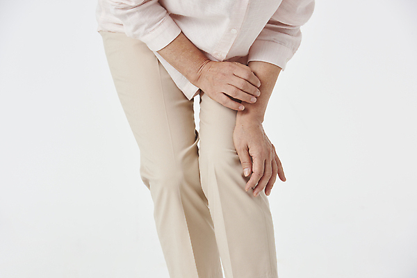 포토 JPG 스튜디오촬영 우먼라이프 여자 노년 할머니 한명 앞모습 실버라이프 건강관리 고통 한국인 하반신 잡기 60대 흰배경 관절염 무릎 노후건강 무릎통증 노인여자한명만 국내포토 1 라이프스타일 감정 뷰포인트 백그라운드 모션 실내 건강 관리 사람 동양인 성인 신체부위 노후 흰색 질병 여자한명만 노인여자만 파일형식