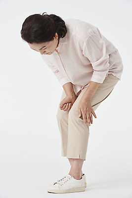 포토 JPG 스튜디오촬영 전신 우먼라이프 여자 노년 할머니 허리숙이기 한명 옆모습 실버라이프 건강관리 주먹 고통 한국인 잡기 60대 흰배경 관절염 무릎 노후건강 무릎통증 노인여자한명만 국내포토 1 라이프스타일 감정 뷰포인트 백그라운드 모션 실내 건강 관리 숙이기 사람 동양인 성인 신체부위 노후 흰색 질병 여자한명만 노인여자만 파일형식