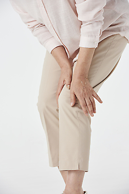 포토 JPG 스튜디오촬영 우먼라이프 여자 노년 할머니 한명 옆모습 실버라이프 건강관리 고통 한국인 하반신 잡기 60대 흰배경 관절염 무릎 노후건강 무릎통증 노인여자한명만 국내포토 1 라이프스타일 감정 뷰포인트 백그라운드 모션 실내 건강 관리 사람 동양인 성인 신체부위 노후 흰색 질병 여자한명만 노인여자만 파일형식