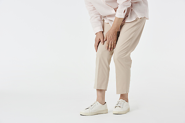 포토 JPG 스튜디오촬영 우먼라이프 여자 노년 할머니 한명 옆모습 실버라이프 건강관리 고통 한국인 하반신 잡기 60대 흰배경 관절염 무릎 노후건강 무릎통증 노인여자한명만 국내포토 1 라이프스타일 감정 뷰포인트 백그라운드 모션 실내 건강 관리 사람 동양인 성인 신체부위 노후 흰색 질병 여자한명만 노인여자만 파일형식