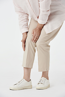 포토 JPG 스튜디오촬영 우먼라이프 여자 노년 할머니 한명 옆모습 실버라이프 건강관리 고통 한국인 하반신 잡기 60대 흰배경 관절염 무릎 노후건강 무릎통증 노인여자한명만 국내포토 1 라이프스타일 감정 뷰포인트 백그라운드 모션 실내 건강 관리 사람 동양인 성인 신체부위 노후 흰색 질병 여자한명만 노인여자만 파일형식