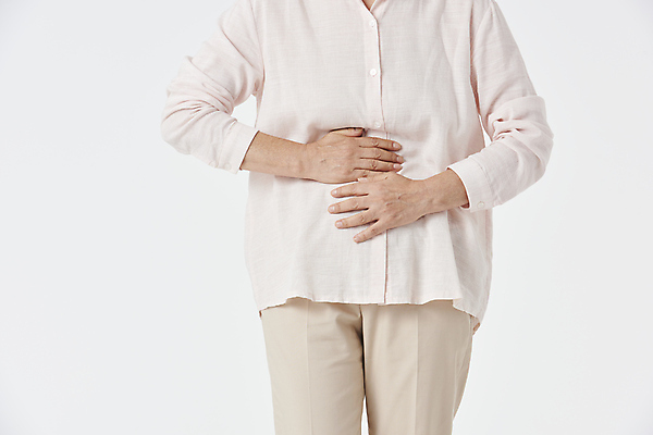 포토 JPG 스튜디오촬영 우먼라이프 여자 노년 할머니 한명 상반신 앞모습 실버라이프 건강관리 고통 한국인 잡기 60대 흰배경 노후건강 복통 복부 노인여자한명만 국내포토 1 라이프스타일 감정 뷰포인트 백그라운드 모션 실내 건강 관리 사람 동양인 성인 신체부위 노후 흰색 질병 여자한명만 노인여자만 파일형식