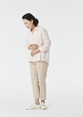 포토 JPG 스튜디오촬영 전신 우먼라이프 여자 노년 할머니 한명 옆모습 실버라이프 건강관리 고통 한국인 잡기 찡그림 60대 흰배경 노후건강 복통 복부 노인여자한명만 국내포토 1 라이프스타일 감정 뷰포인트 백그라운드 모션 실내 표정 건강 관리 사람 동양인 성인 신체부위 노후 흰색 질병 여자한명만 노인여자만 파일형식