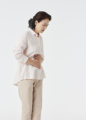 포토 JPG 스튜디오촬영 전신 우먼라이프 여자 노년 할머니 한명 옆모습 실버라이프 건강관리 고통 한국인 잡기 찡그림 60대 흰배경 노후건강 복통 복부 노인여자한명만 국내포토 1 라이프스타일 감정 뷰포인트 백그라운드 모션 실내 표정 건강 관리 사람 동양인 성인 신체부위 노후 흰색 질병 여자한명만 노인여자만 파일형식