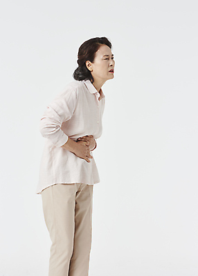 포토 JPG 스튜디오촬영 전신 우먼라이프 여자 노년 할머니 한명 옆모습 실버라이프 건강관리 고통 한국인 잡기 찡그림 60대 흰배경 노후건강 복통 복부 노인여자한명만 국내포토 1 라이프스타일 감정 뷰포인트 백그라운드 모션 실내 표정 건강 관리 사람 동양인 성인 신체부위 노후 흰색 질병 여자한명만 노인여자만 파일형식
