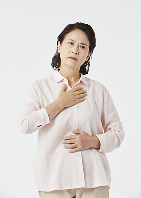 포토 JPG 스튜디오촬영 우먼라이프 응시 여자 노년 할머니 한명 상반신 앞모습 실버라이프 건강관리 고통 한국인 잡기 찡그림 60대 흰배경 가슴통증 노후건강 답답함 노인여자한명만 국내포토 1 라이프스타일 시선 감정 뷰포인트 백그라운드 모션 실내 표정 건강 관리 사람 동양인 성인 노후 흰색 감각 여자한명만 노인여자만 파일형식