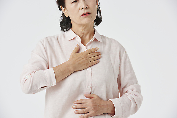 포토 JPG 스튜디오촬영 우먼라이프 여자 노년 할머니 한명 상반신 앞모습 실버라이프 건강관리 고통 한국인 잡기 60대 가슴 흰배경 가슴통증 노후건강 답답함 노인여자한명만 국내포토 1 라이프스타일 감정 뷰포인트 백그라운드 모션 실내 건강 관리 사람 동양인 성인 신체부위 노후 흰색 감각 여자한명만 노인여자만 파일형식