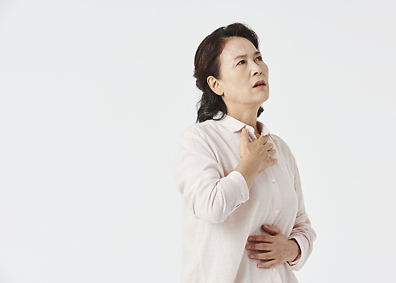 포토 JPG 스튜디오촬영 우먼라이프 응시 여자 노년 할머니 한명 상반신 앞모습 옆모습 실버라이프 건강관리 고통 한국인 60대 가슴 흰배경 가슴통증 노후건강 답답함 노인여자한명만 국내포토 1 라이프스타일 시선 감정 뷰포인트 백그라운드 실내 건강 관리 사람 동양인 성인 신체부위 노후 흰색 감각 여자한명만 노인여자만 파일형식