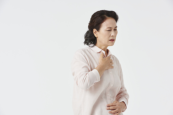 포토 JPG 스튜디오촬영 우먼라이프 여자 노년 할머니 한명 상반신 옆모습 실버라이프 건강관리 눈감음 고통 한국인 잡기 찡그림 60대 가슴 흰배경 가슴통증 노후건강 답답함 노인여자한명만 국내포토 1 라이프스타일 감정 뷰포인트 백그라운드 모션 실내 표정 건강 관리 사람 동양인 성인 신체부위 노후 흰색 감각 여자한명만 노인여자만 파일형식