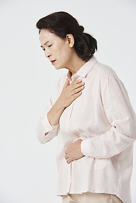 포토 JPG 스튜디오촬영 우먼라이프 여자 노년 할머니 한명 상반신 앞모습 옆모습 실버라이프 건강관리 눈감음 고통 한국인 잡기 찡그림 60대 가슴 흰배경 가슴통증 노후건강 답답함 노인여자한명만 국내포토 1 라이프스타일 감정 뷰포인트 백그라운드 모션 실내 표정 건강 관리 사람 동양인 성인 신체부위 노후 흰색 감각 여자한명만 노인여자만 파일형식