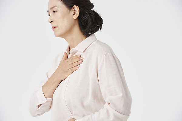 포토 JPG 스튜디오촬영 우먼라이프 여자 노년 할머니 한명 상반신 옆모습 실버라이프 건강관리 고통 한국인 찡그림 60대 가슴 흰배경 가슴통증 노후건강 답답함 노인여자한명만 국내포토 1 라이프스타일 감정 뷰포인트 백그라운드 실내 표정 건강 관리 사람 동양인 성인 신체부위 노후 흰색 감각 여자한명만 노인여자만 파일형식