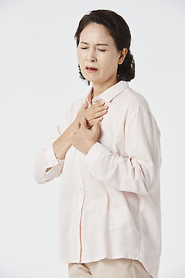 포토 JPG 스튜디오촬영 우먼라이프 여자 노년 할머니 한명 상반신 옆모습 실버라이프 건강관리 눈감음 고통 한국인 찡그림 60대 가슴 흰배경 가슴통증 노후건강 답답함 노인여자한명만 국내포토 1 라이프스타일 감정 뷰포인트 백그라운드 모션 실내 표정 건강 관리 사람 동양인 성인 신체부위 노후 흰색 감각 여자한명만 노인여자만 파일형식