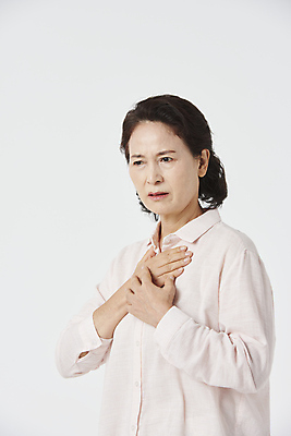 포토 JPG 스튜디오촬영 우먼라이프 여자 노년 할머니 한명 상반신 옆모습 실버라이프 건강관리 고통 한국인 찡그림 60대 가슴 흰배경 가슴통증 노후건강 답답함 노인여자한명만 국내포토 1 라이프스타일 감정 뷰포인트 백그라운드 실내 표정 건강 관리 사람 동양인 성인 신체부위 노후 흰색 감각 여자한명만 노인여자만 파일형식