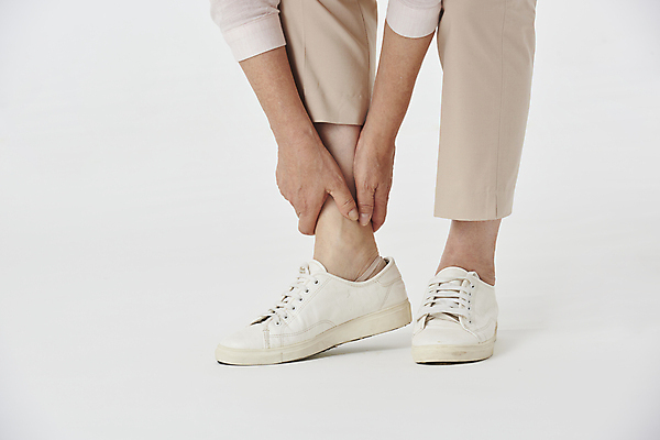 포토 JPG 스튜디오촬영 우먼라이프 여자 노년 할머니 한명 앞모습 실버라이프 건강관리 고통 한국인 하반신 잡기 60대 흰배경 관절염 발목 노후건강 발목통증 노인여자한명만 국내포토 1 라이프스타일 감정 뷰포인트 백그라운드 모션 발 실내 건강 관리 사람 동양인 성인 노후 흰색 질병 여자한명만 노인여자만 파일형식