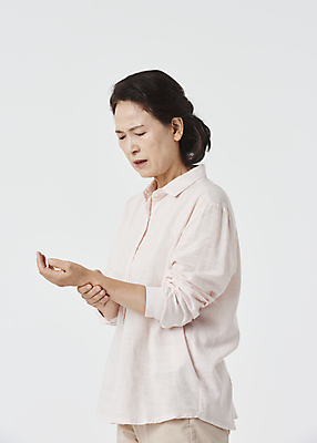 포토 JPG 스튜디오촬영 우먼라이프 여자 노년 할머니 한명 상반신 앞모습 실버라이프 건강관리 눈감음 고통 한국인 잡기 찡그림 60대 손목 흰배경 관절염 노후건강 노인여자한명만 손목통증 국내포토 1 라이프스타일 감정 뷰포인트 백그라운드 모션 실내 표정 건강 관리 사람 동양인 성인 신체부위 노후 흰색 질병 여자한명만 노인여자만 파일형식