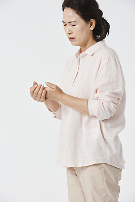 포토 JPG 스튜디오촬영 우먼라이프 여자 노년 할머니 한명 상반신 옆모습 실버라이프 건강관리 눈감음 고통 한국인 잡기 찡그림 60대 손목 흰배경 관절염 노후건강 노인여자한명만 손목통증 국내포토 1 라이프스타일 감정 뷰포인트 백그라운드 모션 실내 표정 건강 관리 사람 동양인 성인 신체부위 노후 흰색 질병 여자한명만 노인여자만 파일형식