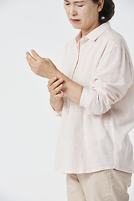 포토 JPG 스튜디오촬영 우먼라이프 여자 노년 할머니 한명 상반신 옆모습 실버라이프 건강관리 눈감음 고통 한국인 잡기 찡그림 60대 손목 흰배경 관절염 노후건강 노인여자한명만 손목통증 국내포토 1 라이프스타일 감정 뷰포인트 백그라운드 모션 실내 표정 건강 관리 사람 동양인 성인 신체부위 노후 흰색 질병 여자한명만 노인여자만 파일형식