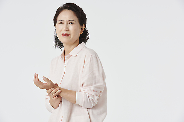 포토 JPG 스튜디오촬영 우먼라이프 여자 노년 할머니 한명 상반신 옆모습 실버라이프 건강관리 고통 한국인 잡기 찡그림 60대 손목 흰배경 관절염 노후건강 노인여자한명만 손목통증 국내포토 1 라이프스타일 감정 뷰포인트 백그라운드 모션 실내 표정 건강 관리 사람 동양인 성인 신체부위 노후 흰색 질병 여자한명만 노인여자만 파일형식