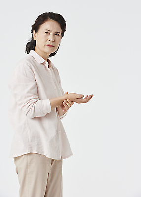 포토 JPG 스튜디오촬영 우먼라이프 응시 여자 노년 할머니 한명 상반신 옆모습 실버라이프 건강관리 고통 한국인 잡기 60대 손목 흰배경 관절염 노후건강 노인여자한명만 손목통증 국내포토 1 라이프스타일 시선 감정 뷰포인트 백그라운드 모션 실내 건강 관리 사람 동양인 성인 신체부위 노후 흰색 질병 여자한명만 노인여자만 파일형식