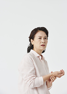 포토 JPG 스튜디오촬영 우먼라이프 응시 여자 노년 할머니 한명 상반신 옆모습 실버라이프 건강관리 고통 한국인 잡기 60대 손목 흰배경 관절염 노후건강 노인여자한명만 손목통증 국내포토 1 라이프스타일 시선 감정 뷰포인트 백그라운드 모션 실내 건강 관리 사람 동양인 성인 신체부위 노후 흰색 질병 여자한명만 노인여자만 파일형식