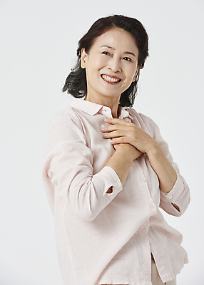 포토 JPG 스튜디오촬영 우먼라이프 응시 여자 노년 할머니 건강 한명 미소 웃음 상반신 옆모습 실버라이프 건강관리 기쁨 한국인 60대 흰배경 상쾌 노후건강 노인여자한명만 국내포토 1 라이프스타일 시선 감정 뷰포인트 백그라운드 실내 표정 관리 사람 동양인 성인 노후 흰색 여자한명만 노인여자만 파일형식