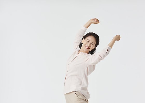 포토 JPG 스튜디오촬영 우먼라이프 응시 여자 노년 할머니 건강 한명 미소 상반신 앞모습 옆모습 실버라이프 건강관리 주먹 기쁨 만세 한국인 60대 흰배경 상쾌 노후건강 노인여자한명만 국내포토 1 라이프스타일 시선 감정 뷰포인트 백그라운드 모션 실내 표정 관리 사람 동양인 성인 노후 흰색 여자한명만 노인여자만 파일형식