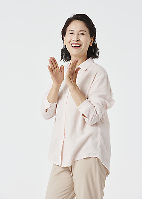 포토 JPG 스튜디오촬영 전신 우먼라이프 여자 노년 할머니 건강 한명 미소 상반신 옆모습 실버라이프 건강관리 기쁨 한국인 60대 박수 흰배경 상쾌 노후건강 노인여자한명만 국내포토 1 라이프스타일 감정 뷰포인트 백그라운드 실내 표정 관리 사람 동양인 손짓 성인 노후 흰색 여자한명만 노인여자만 파일형식