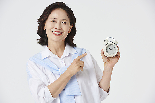 포토 JPG 스튜디오촬영 우먼라이프 여자 노년 할머니 건강 한명 미소 상반신 앞모습 실버라이프 건강관리 한국인 자명종 가리킴 60대 흰배경 노후건강 노인여자한명만 국내포토 1 라이프스타일 뷰포인트 시계 백그라운드 실내 표정 관리 사람 동양인 손짓 성인 노후 알람 흰색 여자한명만 노인여자만 파일형식