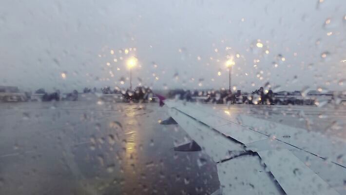 여행 포즈 겨울 교통시설 날씨 비행기 안전 사람없음 냉동 얼음 기계 추위 물방울 작업 액체 기다림 보호 공항 야간 항공 준비 출발 서리 분무기 제트기 폭풍 문제 눈보라 지연 대패 터미널 화학물질 눈내림 4K 유도로 MP4 해외동영상 클립영상 자연요소 계절 교통 컨셉 항공교통 모션 대중교통 눈_날씨 화학 시설 동영상 파일형식