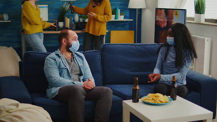 행복 거실 아파트 주택 맥주 대화 가면 마스크 웃음 사람없음 친구 소파 글로벌 파티 검은색 우정 펼침 기쁨 마시기 축하 그룹 바이러스 보호 예방 번짐 다인종 섞기 소셜 코로나바이러스 사교적 뉴노멀 4K MOV 해외동영상 클립영상 감정 컬러 컨셉 의자 관계 모션 주류 표정 말하기 인종 이벤트 건물 경제 동영상 파일형식 효과