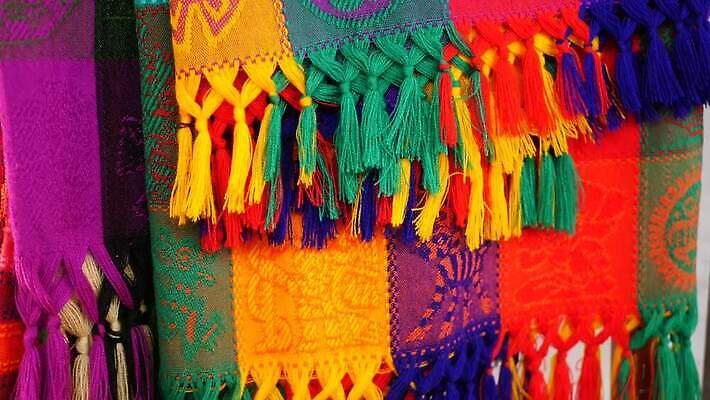 전통 디자인 상징 패턴 여러명 사람없음 장식 컬러풀 축제 미국 줄무늬 직물 팔레트 원주민 담요 라틴아메리카 인도인 천 심볼 묘사 질감 기념품 캘리포니아 히스패닉 짜임 수공예 솜브레로 양모 구식 페루 핸드메이드 스타일 4K MP4 해외동영상 클립영상 외국인 모자_잡화 컬러 다수 북아메리카 무늬 아메리카 사람 동양인 남아메리카 아프리카인 전통의상 공예 오브젝트 동영상 파일형식