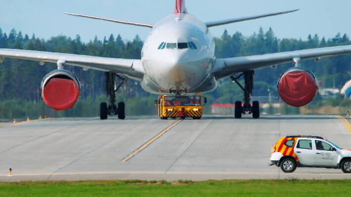 유럽 교통시설 하늘 비행기 기술 사람없음 공항 항공 서비스 상업 제트기 승객 견인 엔진 유지 대패 모스크바 착륙 항공사 4K 지상주행 MOV 해외동영상 클립영상 나라 산업 교통 항공교통 대중교통 시설 러시아 동영상 파일형식