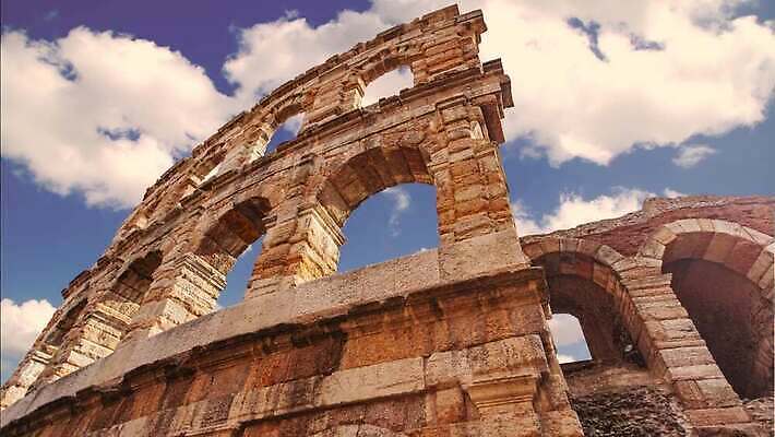 외관 유럽 문화 여행 건축양식 하늘 미술 사람없음 건물 여름 파란색 빛 도시풍경 황혼 경기장 이탈리아 골동품 바위 도시 시간 역사 야간 저녁 로마 극장 아치 콜로세움 원형경기장 빛망울 천연기념물 랜드마크 로마인 베로나 옛날 원형극장 제국 파멸 검투사 포럼 4K 타임랩스 MP4 해외동영상 클립영상 자연요소 직업 건축물 계절 건축 나라 컬러 컨셉 스포츠시설 문화예술 촬영기법 인종 풍경 일몰 돌_바위 토론 동영상 파일형식 소멸
