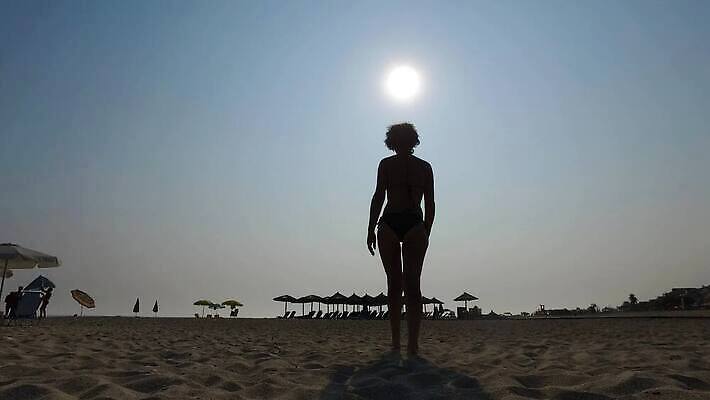 모델 라이프스타일 응시 드레스 여자 실루엣 모래 바다 여행 신체 우산 자연 하늘 휴가 휴식 한명 사람 야외 물 여름 빛 햇빛 유행 걷기 일출 일몰 놀람 새벽 산책 트래킹 흰색 휴게실 마이애미 파라다이스 혼자 수평선 플로리다 4K MP4 해외동영상 클립영상 자연요소 1 시선 옷 계절 감정 컬러 컨셉 모션 레저 촬영기법 표정 생활 태양 노을 미국 생태계 동영상 파일형식