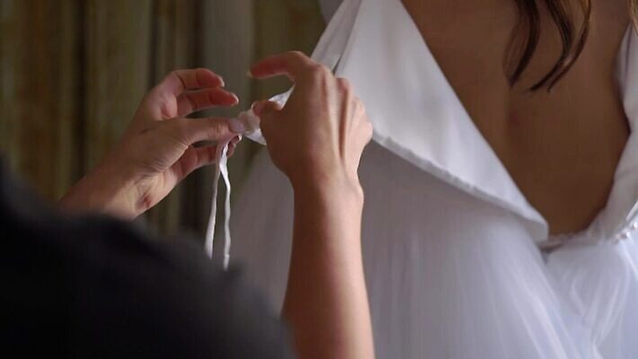 백인 손 드레스 옷 여자 딸 리본 결혼 신혼부부 결혼식 기념 이벤트 성인 유행 귀여움 낭만 흰색 축하 가운 고급 우아함 닫기 묘사 들러리 착용 코르셋 헬프 스타일 놓기 MOV 해외동영상 클립영상 서양인 부부 컬러 컨셉 가족 모션 사람 신체부위 도움 신혼 동영상 하객 파일형식