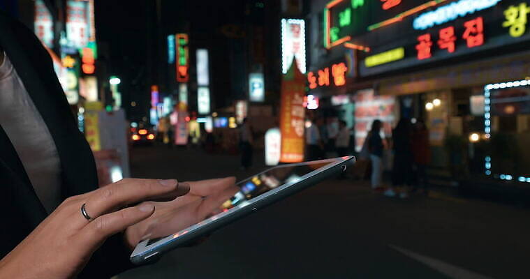 손 배너 아시아 인터넷 거리 서울 사람 성인 신체부위 전자제품 컴퓨터 컬러풀 태블릿 터치패드 알약 상점 디지털 웹 도시 서핑 야간 휴대용 무선전화기 네온 온라인 빛망울 패드 터치스크린 유흥 4K MOV 해외동영상 클립영상 자연요소 나라 컬러 한국 빛 스마트기기 약 수상스포츠 전화기 오브젝트 동영상 파일형식