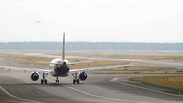 유럽 교통시설 비행기 독일 사람없음 공항 항공 상업 활주로 제트기 견인 엔진 대패 프랑크푸르트 항공사 4K 지상주행 유도로 MOV 해외동영상 클립영상 나라 산업 길 교통 항공교통 대중교통 도시 시설 동영상 파일형식