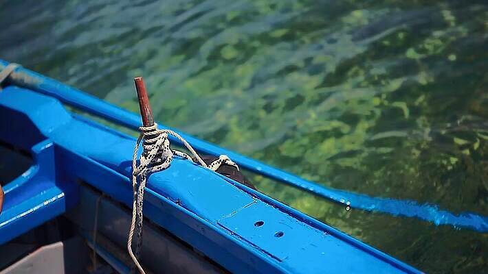 손 밧줄 바다 여행 백그라운드 요트 바람 휴가 항해 사람 사람없음 물 파란색 항구 검은색 장비 수확 바 보트 크루즈 갑판 정박 묘사 활 함선 매듭 선원 포트 닻 네비게이션 돛대 레가타 뱃놀이 4K MP4 해외동영상 클립영상 자연요소 줄 컬러 농업 배_교통 교통시설 날씨 신체부위 전통놀이 동영상 파일형식
