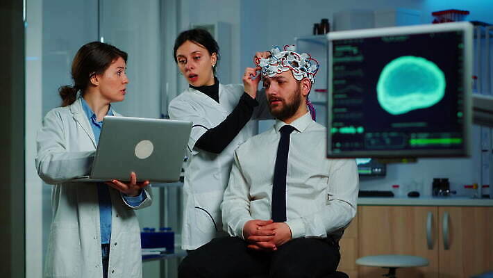 과학 건강 병원 실험 노트북 스터디 컴퓨터 약 머리 스크린 헤드폰 기계 장비 환자 의사 정보 마음 진화 실험실 질병 연구원 질문 과학자 분석 뇌 시설 하이테크 조절 개발 스캐너 4K MOV 해외동영상 클립영상 직업 음향기기 컨셉 의학 기술 신체부위 전자제품 학습 의료진 소방 동영상 학자 파일형식