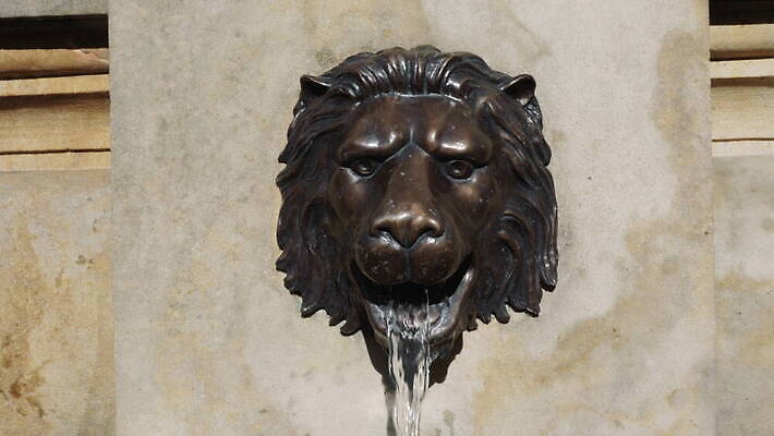 디자인 독일 미술 사람없음 야외 물 조각상 금속 맑음 흐름 바위 입 닫기 사자 오브젝트 분수 대리석 청동 주둥이 천연기념물 랜드마크 4K MOV 해외동영상 클립영상 자연요소 유럽 컨셉 재료 포유류 모션 재질 날씨 문화예술 신체부위 조형물 돌_바위 동영상 파일형식