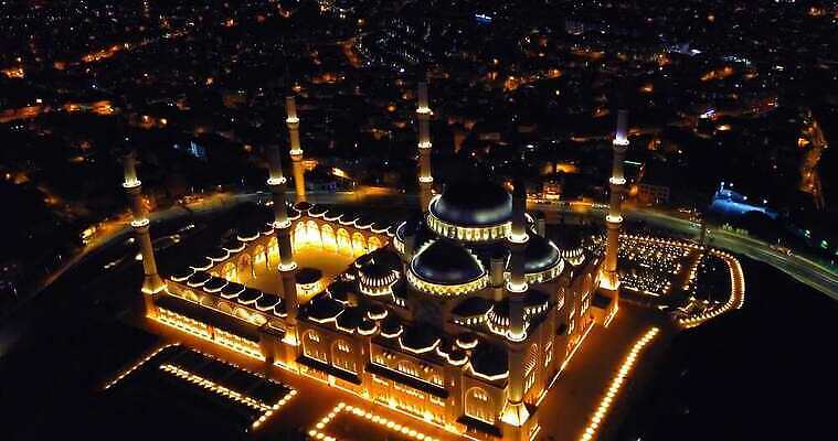 종교 문화 여행 중동 건축양식 자동차 전등 조명 새로움 거리 이스탄불 안테나 파노라마 사람없음 건물 하이앵글 에너지 기도 도시 야간 큼 이슬람교 모스크 칠면조 드론 라마단 랜드마크 4K MP4 튀르키예 해외동영상 클립영상 자연요소 건축물 건축 나라 아시아 육상교통 뷰포인트 컨셉 통신 조류 촬영기법 크기 동영상 파일형식