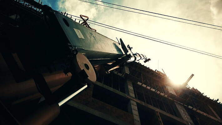 산업 자동차 하늘 모바일 노동자 프레임 안테나 사람없음 건물 파란색 노란색 금속 기계 손상 장비 화물 업무 체리 엔지니어 떨어짐 안전모 땅 기중기 리프트 감시 짐차 무거움 지게차 공학 개발 렌탈 리프팅 용량 인원 4K MOV 해외동영상 클립영상 직업 건축물 교육 육상교통 컬러 컨셉 과일 통신 재질 운송업 작업 중장비 기술자 무게 헬멧 안전장비 동영상 파일형식