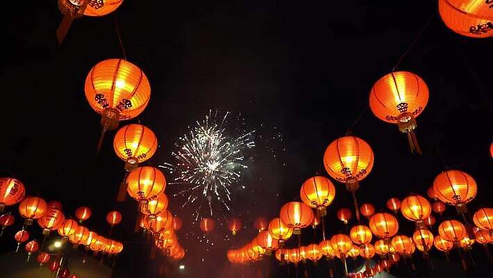 전통 아시아 문화 백그라운드 불 불꽃 새해 폭죽 동양인 이벤트 사람없음 장식 빨간색 빛 컬러풀 축제 중국 축하 사찰 황금 야간 폭발 연도 쇼 춘절 4K MOV 해외동영상 클립영상 자연요소 명절 나라 컬러 컨셉 종교건축 인종 중국전통 동영상 파일형식