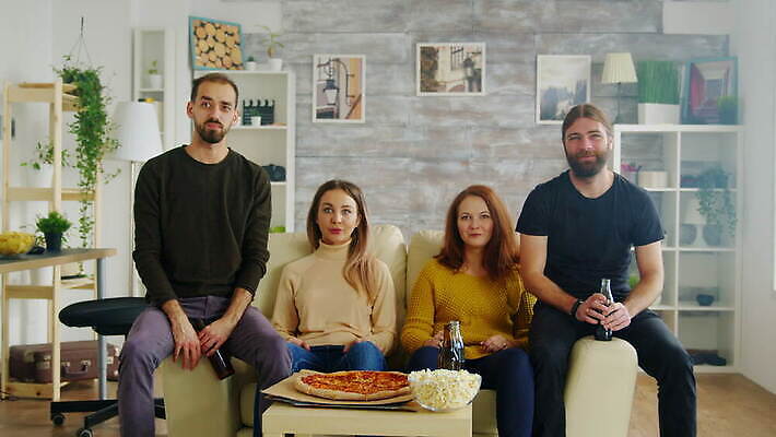 남자 음식 스포츠 조각 거실 휴가 주택 피자 패스트푸드 함께함 실내 미소 사람 앉기 사람없음 친구 소파 파티 텔레비전 모임 마시기 관찰 그룹 맛 먹기 영화 주말 공유 사교적 4K MOV 해외동영상 클립영상 컨셉 의자 관계 모션 문화예술 서양음식 표정 이벤트 내부 건물 전자제품 인스턴트 동영상 파일형식