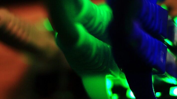 선 컨셉 인터넷 비즈니스 통신 부분 기술 사람없음 파란색 컴퓨터 디지털 자료 장비 정보 그물 네트워크 센터 플러그 전기에너지 연결 접속 속도 전자 철사 시스템 포트 스위치 랜 서버 신발장 인터페이스 네트워킹 MOV 해외동영상 클립영상 컬러 전자제품 에너지 동영상 파일형식