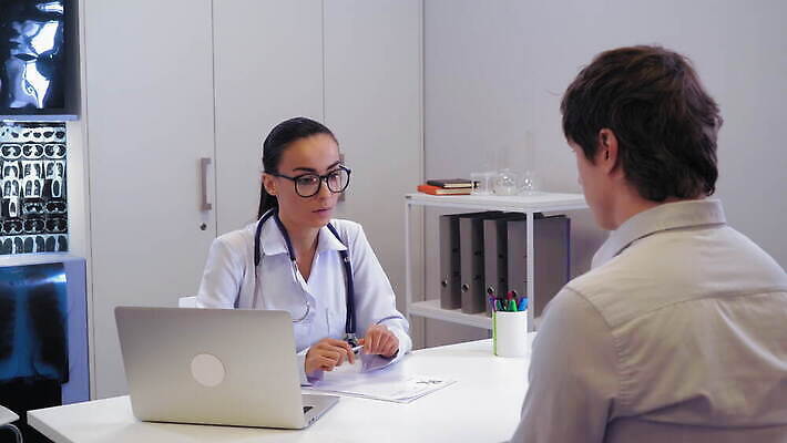 직업 여자 남자 감정 2 노동자 새로움 갈색머리 병원 대화 사람 앉기 내부 두명 30대 약 건강관리 고통 환자 의사 코트 슬픔 흰색 뉴스 컨설턴트 나쁜 돌봄 우울증 진실 4K MOV 해외동영상 클립영상 헤어스타일 컬러 컨셉 의학 모션 건강 관리 말하기 장년 외투 의료진 전문직 질병 상담 동영상 파일형식